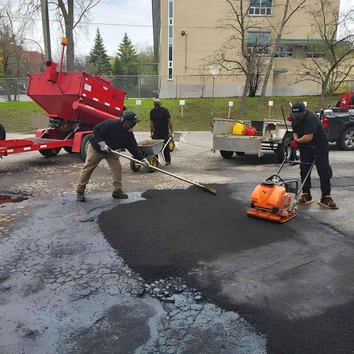 Nous pouvons réparer des surfaces d'asphalte endommagées.