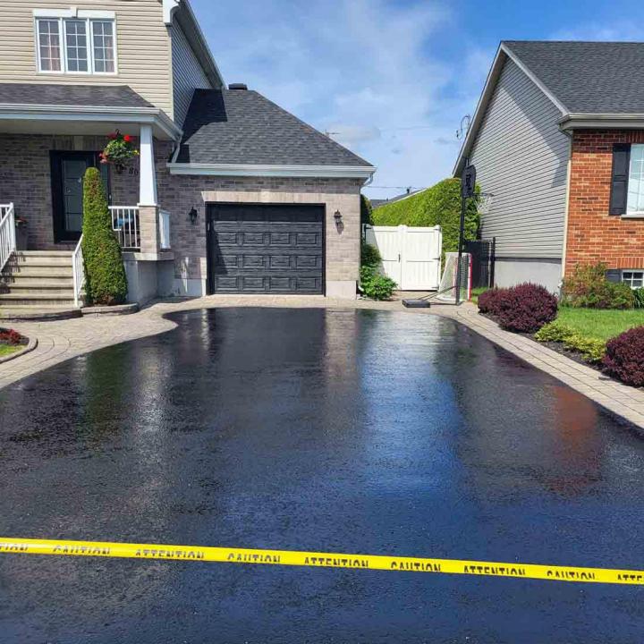 Nous vous garantissons un service professionnel pour toute application de scellant d’asphalte.