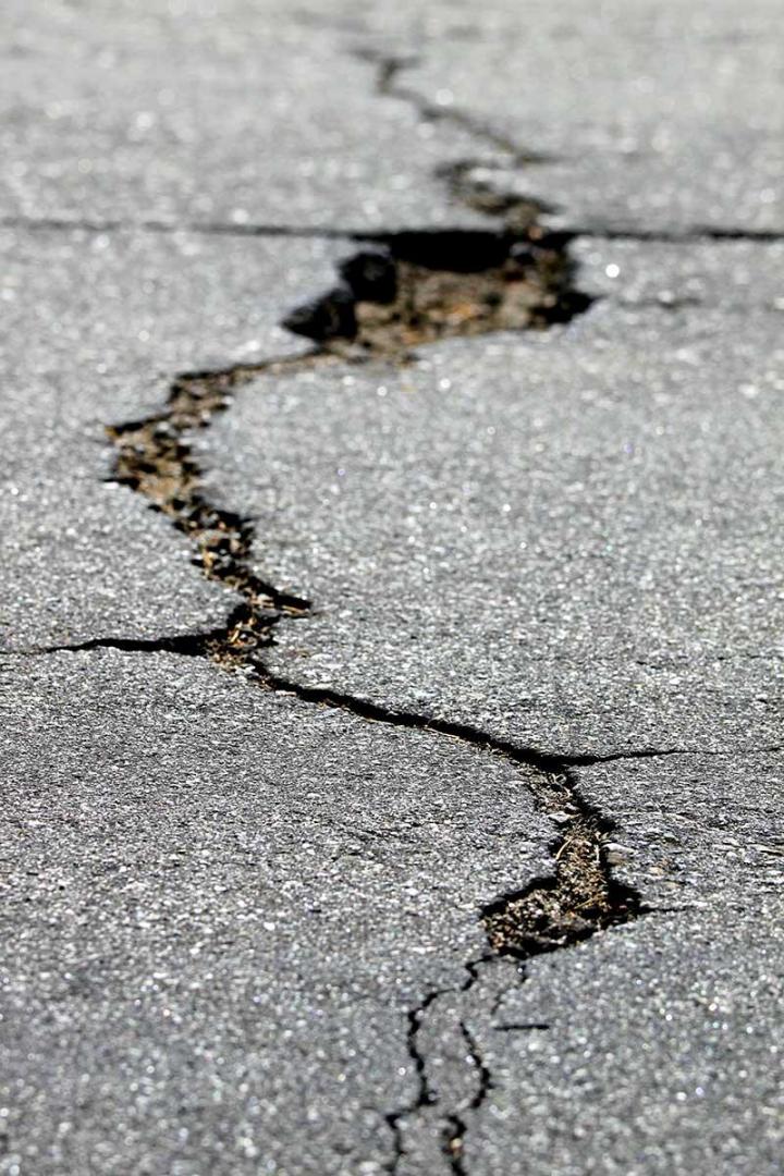 Asphalt cracks Saint-Jérôme